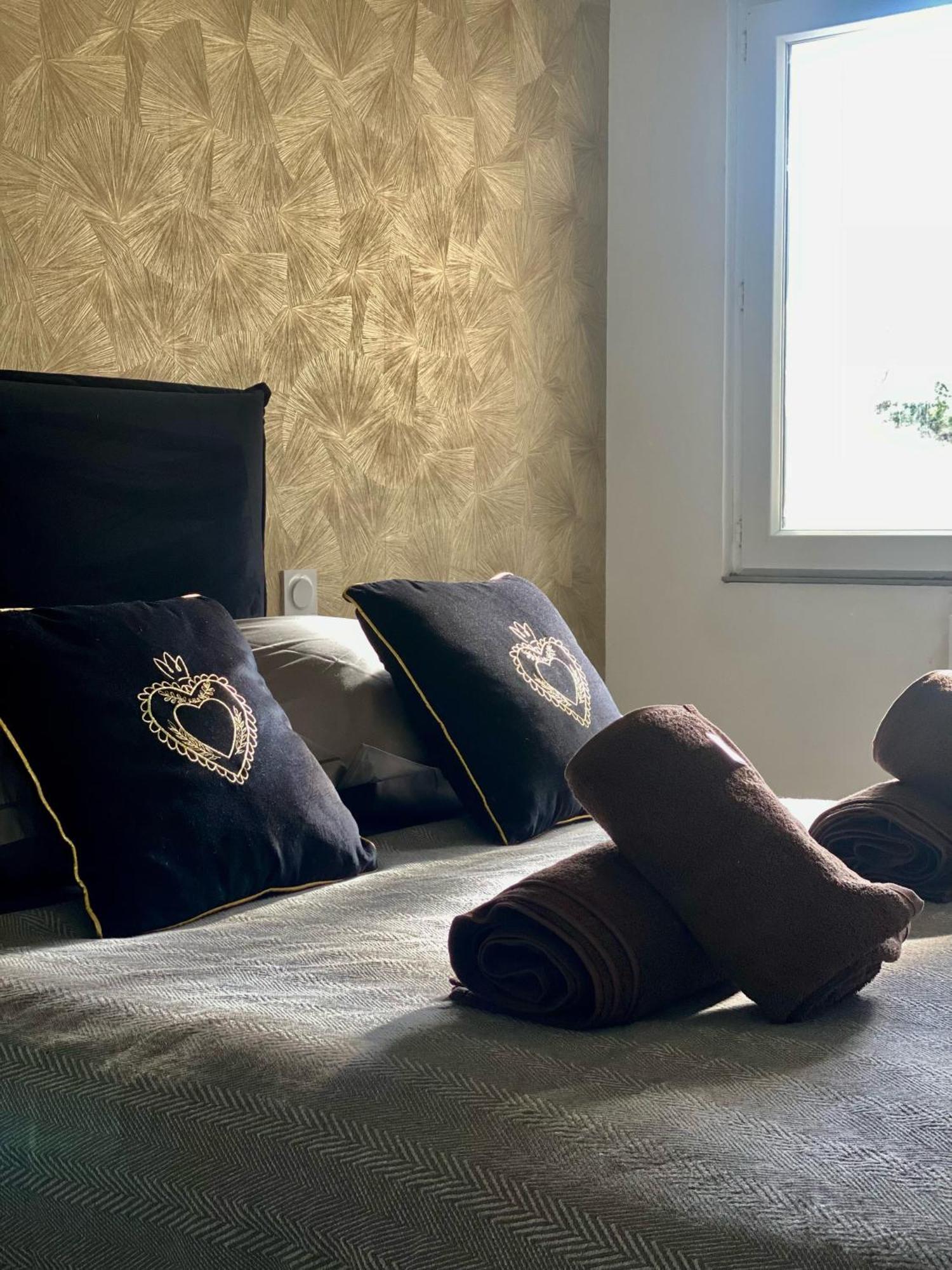 Апартаменты Logis Dans Ancien Relais De Poste Saint Julien Les Rosiers Экстерьер фото